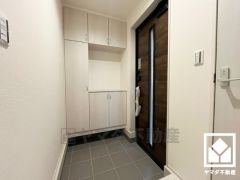 ドアのスリット窓から光が差し込み、外出時にも帰宅時にも、明るい気持ちになれる玄関です。