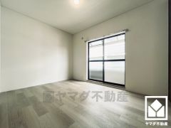 バルコニーにつながるお部屋で、通風・陽当たり良好です。