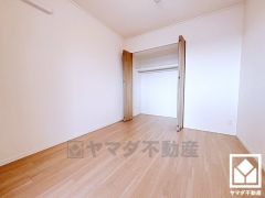 約5.2帖の洋室です。大きなクローゼット付きのお部屋で整理整頓しやすいです。