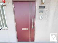 シンプルで洗練された玄関デザイン。帰るたびにホッとできる、心地よい住まいの入り口。