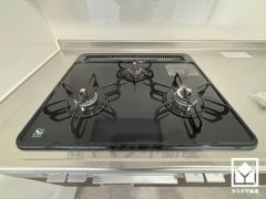 毎日の料理がもっとスムーズに。便利な3口コンロ付きキッチン。