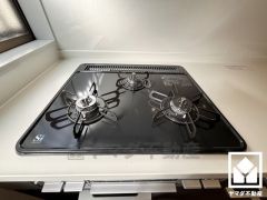 家族のごはん作りがはかどる。同時調理ができる3口コンロ付き。