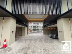 敷地内に駐車場を完備。重い荷物や雨の日の移動もスムーズで、快適なカーライフを実現。