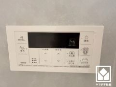 ボタン1つで自動でお湯張りができるオートバス機能付き。追い炊き機能もございますので、いつでも温かいお風呂に入ることができます。たし湯・たし水も可能で、お好みの温度にさっと調整できます。