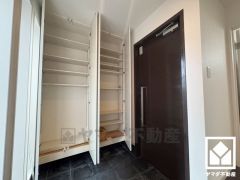 玄関にはシューズボックスを完備。家族の靴もしっかり収納できるので、玄関がいつも片付き、気持ちよくお客様を迎えられます。