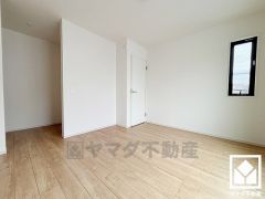 約8.2帖の2階洋室です。全居室フローリングでお掃除ラクラクです。