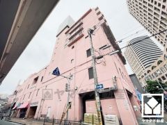 敷地南側の「関西スーパーフェスタ立花店」ともペデストリアンデッキで繋がっており徒歩3分です。マンションの地下1階から3階にも店舗が入っており、徒歩圏内に買い物施設が複数揃う、生活便利な環境です。