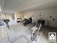 屋根付きの駐輪場・バイク置場を完備。雨や風、直射日光からお乗り物を守ることができます。