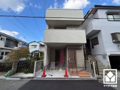 落ち着いた色合いと直線的な美しさが調和したモダンな外観。帰るたびに安心感を感じられる佇まい。