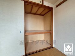 全居室収納付き。約2.5帖の納戸や、ホールの物入など他にも収納が多数あり、住空間を広々お使いいただけます。