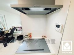 安全性と使いやすさを兼ね備えたIHクッキングヒーターで快適なキッチンライフ。換気効率が高くお手入れもしやすいレンジフードも完備しています。スッキリとしたスタイリッシュなデザインも魅力の一つです。
