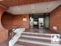 タイル張りの美しいエントランス。綺麗に整備されており、帰宅時や来客時にも気持ちの良い空間です。