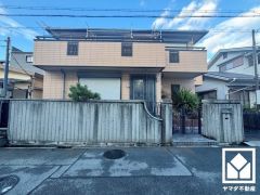 重厚感のあるファサードが、洗練された暮らしを予感させる。品格あるデザインが魅力の住宅。