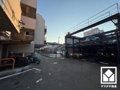 敷地内に駐車場を完備。重い荷物や雨の日の移動もスムーズで、快適なカーライフを実現。現在、駐車場に空きがございます。空き状況は変動いたしますので、詳細は弊社スタッフまでお気軽にお問い合わせください。