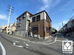 キッチンには床下収納がございます。災害時の非常食や食料品のストックなども保存できます。