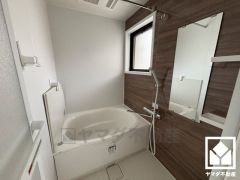 1日の疲れを癒す浴室でゆったりリフレッシュ。小窓が付いているので、こもりがちな湿気もすぐ取り除くことができます。