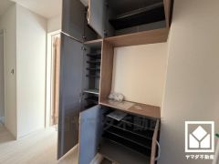 玄関にはシューズボックスを完備。家族の靴もしっかり収納できるので、玄関がいつも片付き、気持ちよくお客様を迎えられます。お出かけの前のチェックにも便利な鏡付きです。