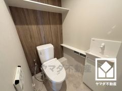 明るく清潔感溢れるトイレです。手洗いが別になっているので、衛生的に使えます。2連トイレットペーパーホルダーや広々としたカウンタースペース、棚など快適にお使いいただける設備が整っています。