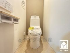 明るく清潔感溢れるトイレです。2連トイレットペーパーホルダーなのでお取替えの手間が軽減できます。