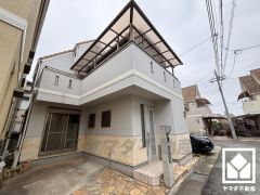 南向き・西向きの2面引き回しバルコニーで陽当たり、風通し良好。広々としているため、お洗濯物をたっぷりと干す事ができます。屋根付きなので急な雨の日も安心ですね。