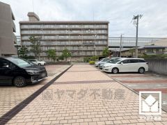 屋根付き駐輪場なので、雨や風、直射日光から自転車を守ることができます。