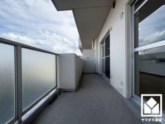 東側バルコニーのため、朝日が気持ちよく入り爽やかな一日を始められます。奥行きがあり広々としているため、お洗濯物をたっぷりと干す事ができます。