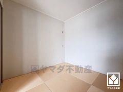 和の趣を大切にしながら、現代のライフスタイルにも調和する美しい琉球畳の和室。シンプルで洗練された空間が、暮らしに心地よいゆとりをもたらします。リビングに隣接している為、開放感がある空間です。
