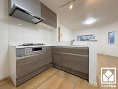 キッチンには床下収納がございます。災害時の非常食や食料品のストックなどを保存できます。