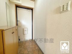 白を基調とした明るい玄関で、毎日を爽やかにスタート。清潔感あふれる空間が、訪れる人々を温かく迎えます。お出かけの前のチェックにも便利な鏡付きです。