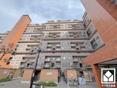 リビングには角に柱がないL字コーナーの引き戸の和室が隣接しており、子どもの遊び場、お昼寝スペース、時には書斎にも。約22.5帖の大空間として一体利用も可能です。