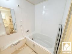 1日の疲れを癒す浴室でゆったりリフレッシュ。清潔感あふれる空間で、毎日のバスタイムをより快適に。