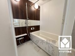 清潔感あふれる空間で、毎日のバスタイムをより快適に。真冬の寒い浴室を暖かく、また雨の日の洗濯物の乾燥にと多用途に活躍する浴室暖房乾燥機付きです。