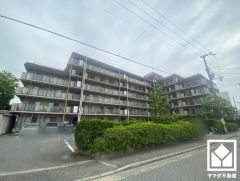 洗練された外観デザインが、住まう誇りを演出。都会に調和する美しい佇まいのマンション。