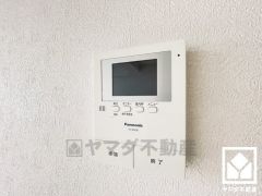 突然の来訪時でも安心なモニター付きインターホンを完備。お留守番中のお子様でも簡単に来訪者の確認ができます。