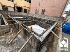 キッチン横には窓がございますので、昼間は手元が明るく、お料理がはかどります。