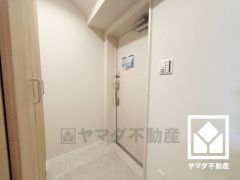 白を基調とした明るい玄関で、毎日を爽やかにスタート。たっぷりの収納スペース付きで家族の靴もしっかり収納できるので、玄関がいつも片付き、気持ちよくお客様を迎えられます。