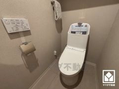 明るく清潔感溢れるトイレです。温水洗浄便座付きで、季節を問わずいつでも温かい便座をお使いいただけます。