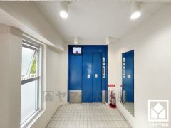 スムーズな移動を叶えるエレベーター。忙しい朝も快適に、ストレスフリーな暮らしをサポート。防犯カメラが設置されておりセキュリティに配慮されています。