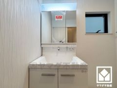 収納付きでスッキリお使い頂ける3面鏡の洗面台です。洗面ボウルが広めなので、忙しい朝でも身支度がしやすく時短になります。