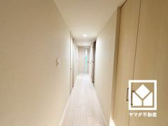 シンプルで洗練された玄関スペース。帰るたびにホッとできる、心地よい住まいの入り口。