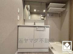 収納付きでスッキリお使い頂ける3面鏡の洗面台です。洗面ボウルが広めなので、忙しい朝でも身支度がしやすく時短になります。