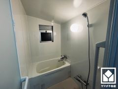 1日の疲れを癒す浴室でゆったりリフレッシュ。小窓が付いているので明るく、こもりがちな湿気もすぐ取り除くことができます。