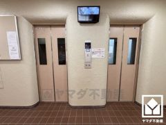 2基のエレベーターを設置し、待ち時間を短縮。快適な住まいへのアクセスをスムーズに。防犯カメラが設置されておりセキュリティにも配慮されています。