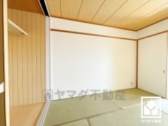 約6帖の和室です。畳の香りに包まれる、心落ち着く和の空間。忙しい日常の中で、ほっと一息つける癒しの住まい。