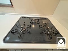 家族のごはん作りがはかどる。同時調理ができる3口コンロ付き。