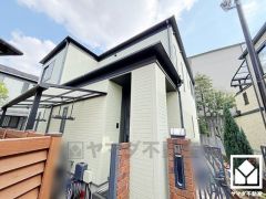 約6帖の1階和室はリビングに隣接しており開放感がある空間。キッチンから見渡せる作りで、子どもの遊び場、お昼寝スペース、家族のくつろぎ空間など自由にお使いいただけます。