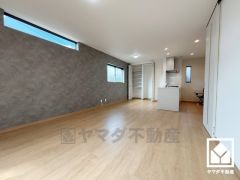 プライバシー・採光に配慮された広々17.7帖の2階リビングが魅力。家族全員がリラックスできる、ゆったりとした快適リビングで温かい団らんの時間を。