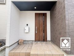 シンプルで洗練された玄関デザイン。帰るたびにホッとできる、心地よい住まいの入り口。