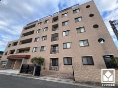 室内洗濯機置場がございますので、天候に左右されず洗濯していただけます。上部に棚があるので消耗品などをスッキリ置けるのも嬉しいポイント。