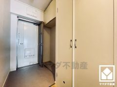 断熱・防音・防犯性の高い二重扉の玄関です。吊戸棚が設置されており玄関がいつも片付くので、気持ちよくお客様を迎えられます。お好みのシューズボックスが設置できるスペースもございます。